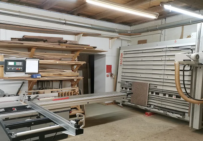 Holzbearbeitungsmaschinen und Holzplatten in der Tischlerwerkstatt.